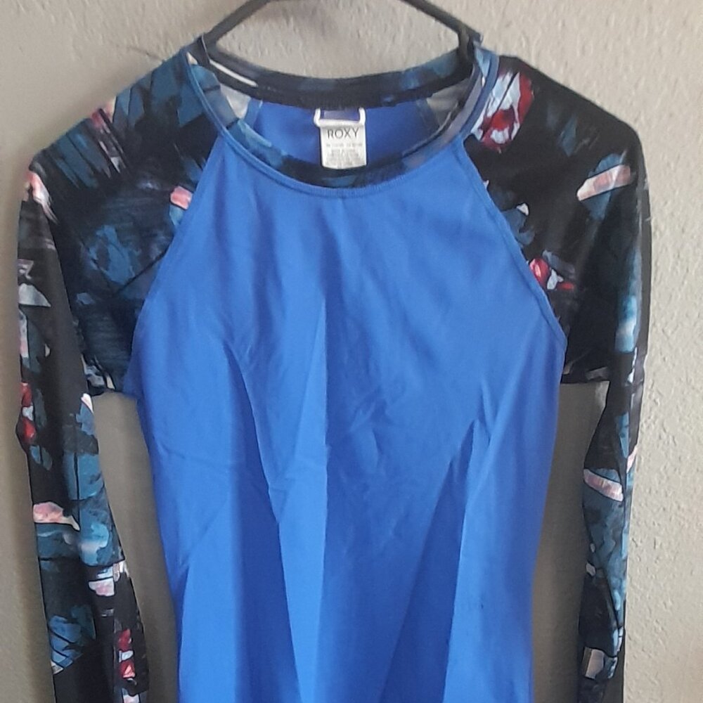 Roxy women's long-sleeve rashguard with a blue body and patterned sleeves Size S